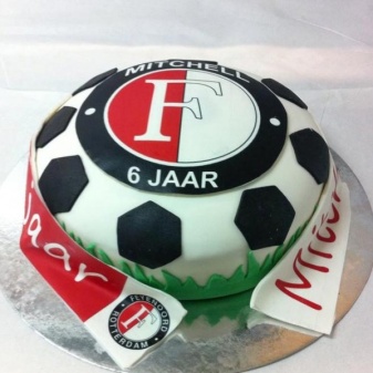 Voetbaltaart met logo en sjaal