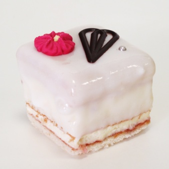 Petit four