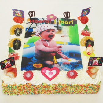 Vierkante slagroomtaart met foto